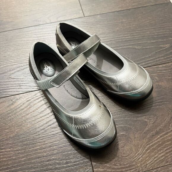 Hush Puppies Women’s 5 Wide Silver Metallic Mary Jane Shoes - Picture 1 of 5
